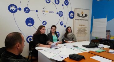 Së bashku me avokatët e rinj të përkushtuar në mbrojtjen e të drejtave të njeriut dhe luftimin e rasteve të mashtrimit dhe korrupsionit (7)